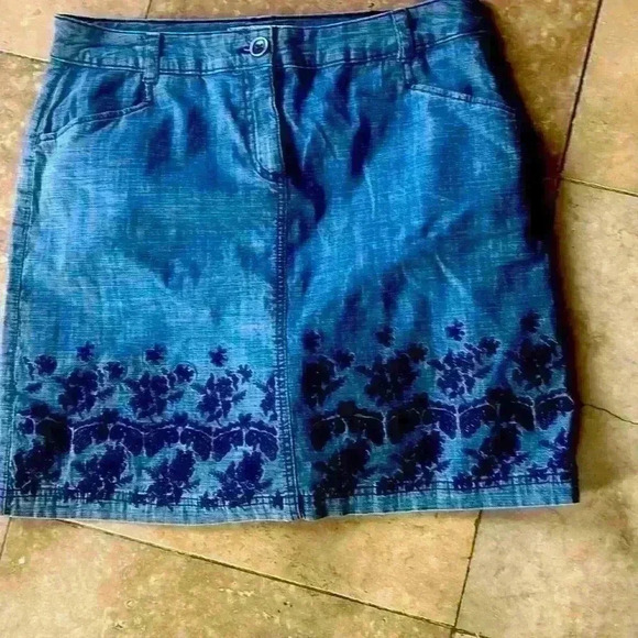 Karen Scott Skort good condition embroidered 8P. Denim. 2 pockets front and back - Picture 1 of 4